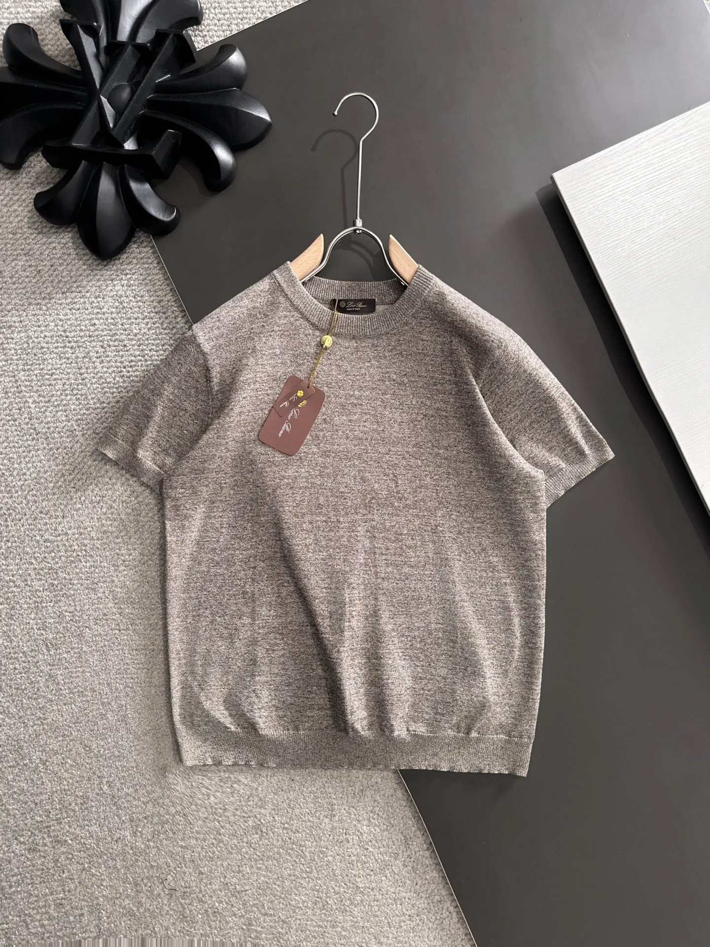 Next day shipment LP high quality Loro Piana 26ss New Arrival men's short-sleeved T-shirt Made of combed cotton yarn knitted cotton fabric, no pressure when entering and exiting the counter Exclusive control of raw materials It feels substantial when weighed, and the upper body is more textured than ordinary T-shirts. This texture can cope with the weather easily and is suitable for both hot and cold! Loose fit design, looks noble. The only correct version is available Size: M to XXXL